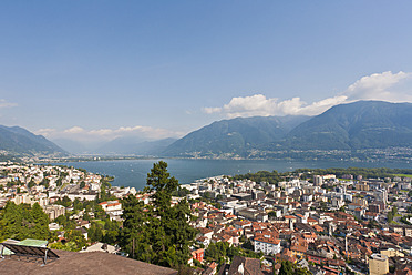 Schweiz, Tessin, Blick auf Locarno mit Lago Maggiore - WDF001036