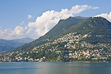 Schweiz, Tessin, Blick auf die Stadt Lugano mit dem Luganer See - WDF001040