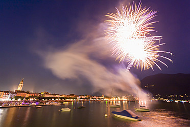 Schweiz, Tessin, Blick auf das Feuerwerk am Schweizer Nationalfeiertag - WDF001047