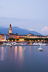 Schweiz, Tessin, Blick auf Ascona in der Abenddämmerung mit Booten im Lago Maggiore - WDF001048