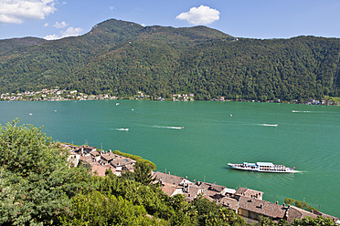 Schweiz, Tessin, Blick auf das Ausflugsschiff im Luganersee bei Morcote - WDF001052