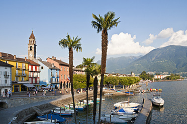 Schweiz, Tessin, Blick auf den Hafen - WDF001055