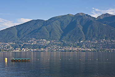 Schweiz, Tessin, Blick auf Locarno mit Lago Maggiore - WDF001057