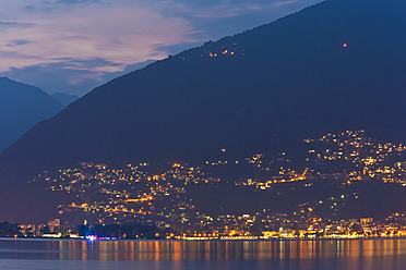 Schweiz, Tessin, Blick auf Locarno bei Nacht mit Lago Maggiore - WDF001058