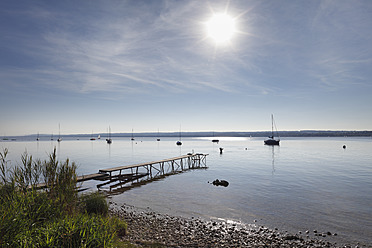 Deutschland, Bayern, Oberbayern, Fuenfseenland, Breitbrunn, Blick auf den Ammersee mit Stegtor - SIEF001945