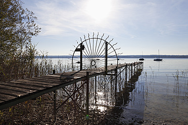 Deutschland, Bayern, Oberbayern, Fuenfseenland, Breitbrunn, Blick auf den Ammersee mit Stegtor - SIEF001946