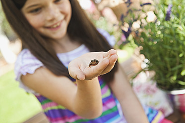 Germany, Bavaria, Girl looking at little frog - WESTF017678