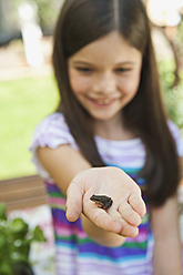 Germany, Bavaria, Girl looking at little frog - WESTF017679