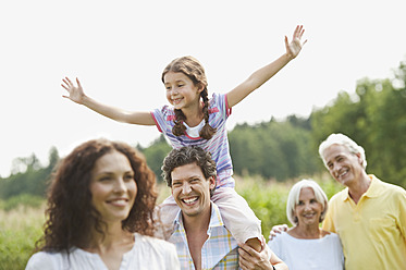 Deutschland, Bayern, Familie zusammen beim Picknick, lächelnd - WESTF017781