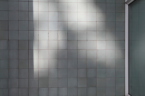 Tiled wall with sunlight and shadow - JMF000090
