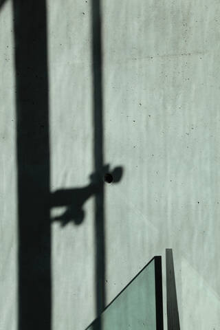 Deutschland, Berlin, Blick auf die Mauer mit Schatten, lizenzfreies Stockfoto