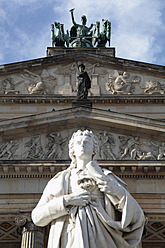 Deutschland, Berlin, Blick auf den Dom mit Statue - JMF000100