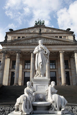 Deutschland, Berlin, Blick auf den Dom mit Statue, lizenzfreies Stockfoto