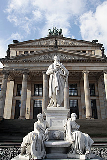 Deutschland, Berlin, Blick auf den Dom mit Statue - JMF000101