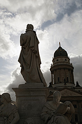 Deutschland, Berlin, Blick auf den Dom mit Statue - JMF000102