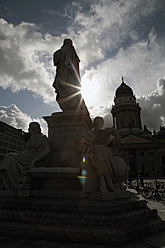 Deutschland, Berlin, Blick auf den Dom mit Statue - JMF000103