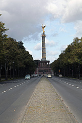 Berlin, Blick auf Engel an Straße mit Fahrzeugen - JMF000111