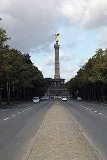 Berlin, Blick auf Engel an Straße mit Fahrzeugen - JMF000111