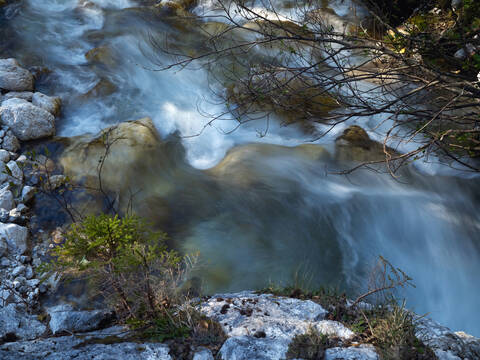 Europa, Slowenien, Bovec, Blick auf den Fluss im Triglav-Nationalpark, lizenzfreies Stockfoto