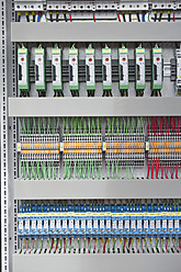 Deutschland, München, Elektronische Leiterplatte mit Drähten - WESTF017820