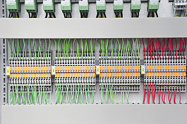 Deutschland, München, Elektronische Leiterplatte mit Drähten - WESTF017821