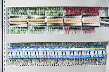 Deutschland, München, Elektronische Leiterplatte mit Drähten - WESTF017822