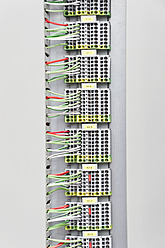 Deutschland, München, Elektronische Leiterplatte mit Drähten - WESTF017824