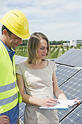 Deutschland, München, Ingenieure stehen in Solaranlage - WESTF017883