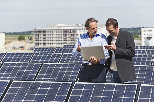 Deutschland, München, Ingenieur und Mann diskutieren in Solaranlage - WESTF017899