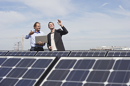 Deutschland, München, Ingenieur und Mann diskutieren in Solaranlage - WESTF017901