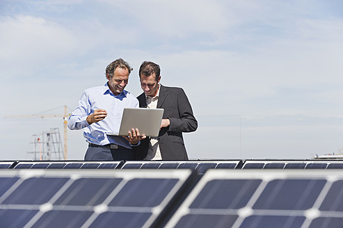 Deutschland, München, Ingenieur mit Mann in Solaranlage - WESTF017902