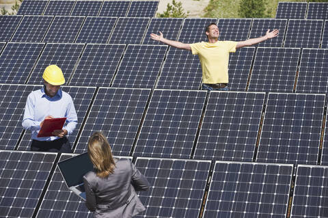 Deutschland, München, Ingenieur mit Mann und Frau in Solaranlage, lizenzfreies Stockfoto