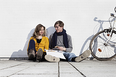 Germany, Bavaria, Munich, Young couple having pizza, smiling - RBF000734