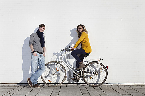Deutschland, Bayern, München, Junges Paar mit Fahrrad, lächelnd, Porträt - RBF000738