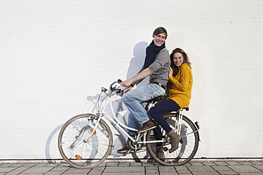 Deutschland, Bayern, München, Junges Paar auf Fahrrad, lächelnd - RBF000740