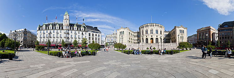Europa, Norwegen, Oslo, Grand Hotel und Parlamentsgebäude am Karl Johans Gate - FOF003610