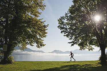 Deutschland, Bayern, Walchensee, Älterer Mann beim Joggen - MIRF000352