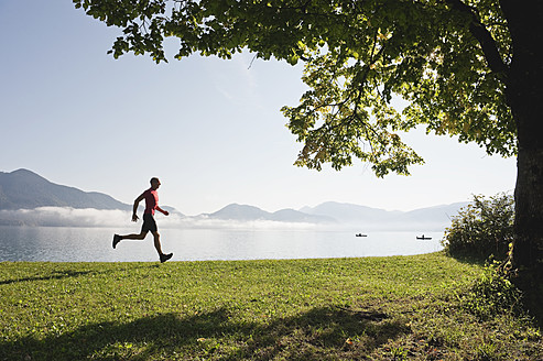 Deutschland, Bayern, Walchensee, Älterer Mann beim Joggen - MIRF000353