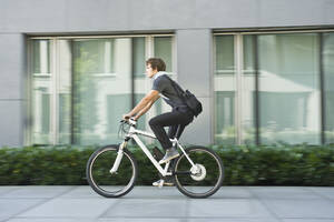 Deutschland, Bayern, Junger Mann fährt Fahrrad - RNF000704