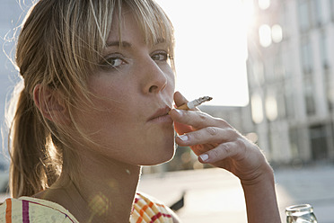 Porträt einer jungen rauchenden Frau in Köln, Deutschland - WESTF017959