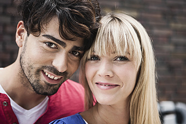 Happy young couple posing for a portrait in Cologne, Germany with big smiles on their faces - WESTF017980