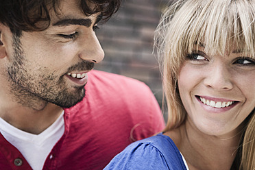 Happy young couple in Cologne, Germany, captured in a close-up shot with big smiles on their faces - WESTF017981