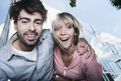 Glückliches junges Paar aus Köln lächelt in diesem Porträt aus Deutschland, lizenzfreies Stockfoto
