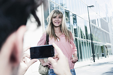 Junges Paar in Köln beim Fotoshooting, strahlend und glücklich - WESTF018009