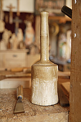 Handwerker bearbeitet Holz mit Hammer und Meißel in Oberbayern, Deutschland - Nahaufnahme - TCF001961