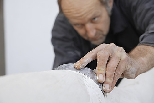Bildhauer aus Schaeftlarn bei München arbeitet mit Gips - TCF001987