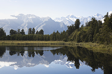 Blick auf die majestätischen Berge Mount Cook und Mount Tasman sowie den idyllischen Matheson Lake an der Westküste der Südinsel Neuseelands - GWF001606