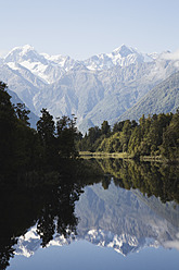 Blick auf die majestätischen Berge Mount Cook und Mount Tasman sowie den idyllischen Matheson Lake an der Westküste der Südinsel Neuseelands - GWF001607