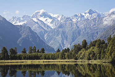 Blick auf die majestätischen Berge Mount Cook und Mount Tasman sowie den idyllischen Matheson Lake an der Westküste der Südinsel Neuseelands - GWF001608