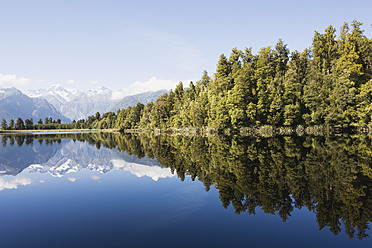 Blick auf die majestätischen Gipfel des Mount Cook und Mount Tasman sowie den idyllischen Matheson Lake an Neuseelands Südinsel Westküste - GWF001609